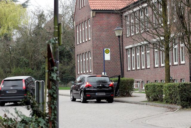 In Höhe der Schulen und der Kita kommt es zeitweise in der Altenhammstraße zu hohem Verkehrsaufkommen und vielen parkenden Autos.