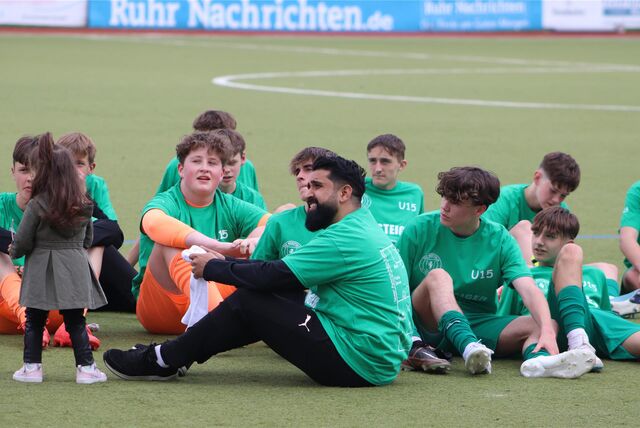 Westfalia Wethmars U15 um Trainer Senar Berisa sitzt auf dem Boden.