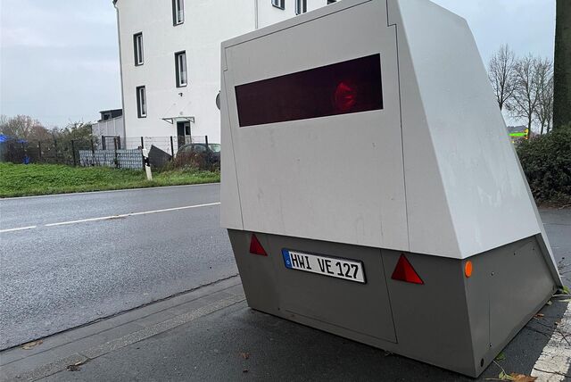 Ein Enforcement Trailer steht an der Kreisstraße in Selm am Straßenrand.