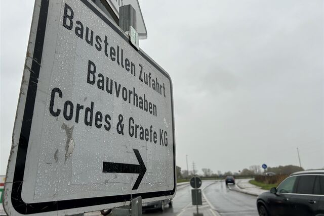 Ein Schild weist auf die Baustellen-Zufahrt bei Cordes und Graefe hin.