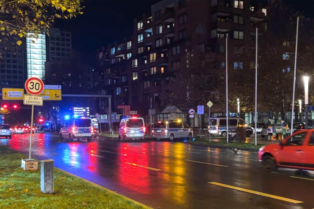 Polizei in der Innenstadt von Dortmund nach dem SPiel BVB gegen Mönchengladbach. Polizei in der Innenstadt von Dortmund nach dem SPiel BVB gegen Mönchengladbach.