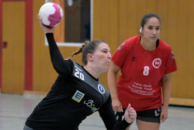 Nina Karau wirft.