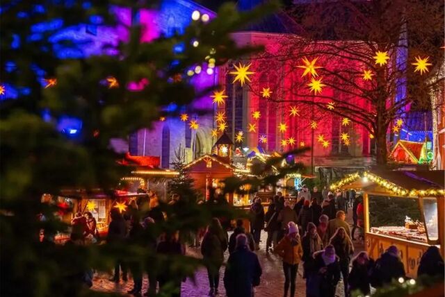 Besucher gehen über den Weihnachtsmarkt in Soest.