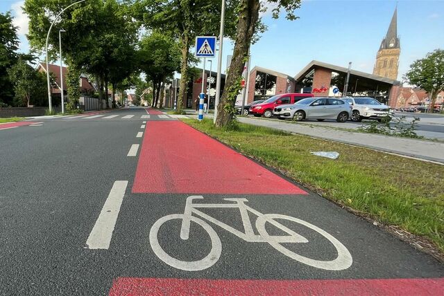 Rote Markierungen wie hier hatte sich die Gemeinde Ascheberg auch für den neuen Fahrradschutzstreifen gewünscht.
