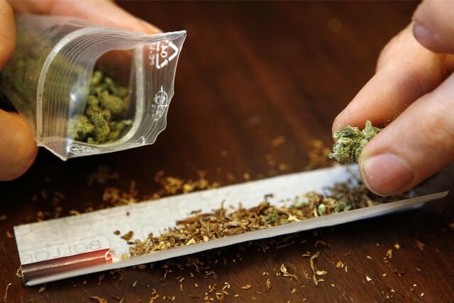 Ein Joint mit Marihuana wird gedreht. Ein Bergkamener Dealer wurde zufällig bei einer Kontrolle in Kamen erwischt.