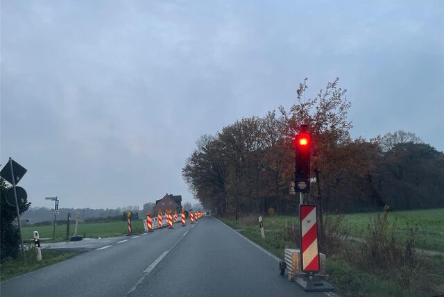 Die Olfener Straße ist gerade halbseitig gesperrt. Eine Baustellenampel regelt den Verkehr.