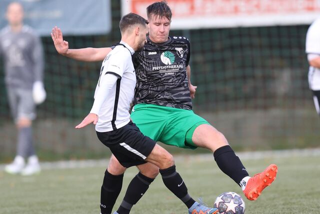 Felix Fohrmann im Zweikampf mit SV-Frömer-Spieler.