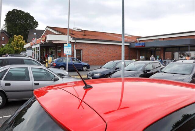 Der Parkplatz für die Supermärkte Aldi und Rewe an der Lünener Straße in Kamen.