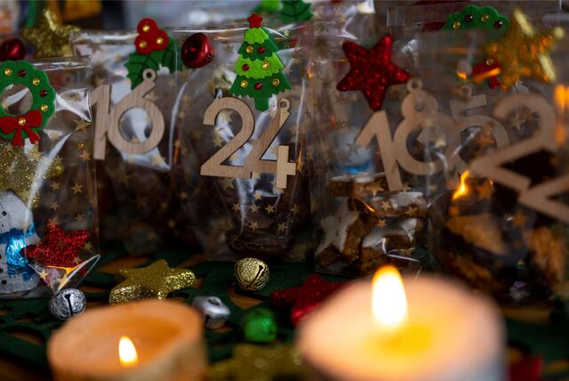 Ein Adventskalender hängt in vielen Häusern an der Wand. In Herbern gibt es einen lebendigen Adventskalender.