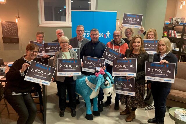 Bezirksbürgermeisterinnen und Bezirksbürgermeister ermittelten mit Bürgermeisterin Barbara Brunsing, Michaela Bonan vom Rotary-Club Hörde und Vertreterinnen des Lensing Media Hilfswerks die zwölf Gewinner der Bildungsschecks.
