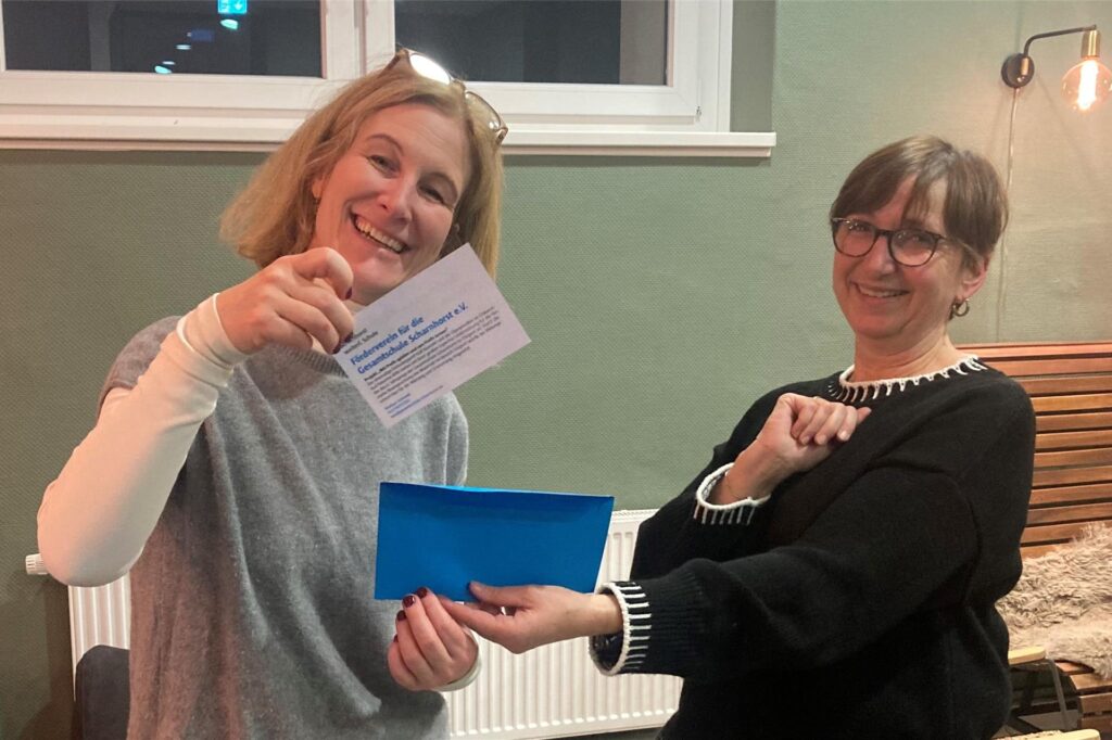 Auch Johanna Lensing-Wolff (l.) und Birgit Schlomberg vom Lensing Media Hilfswerk betätigten sich als Glücksbringerinnen. Auch Johanna Lensing-Wolff (l.) und Birgit Schlomberg vom Lensing Media Hilfswerk betätigten sich als Glücksbringerinnen.