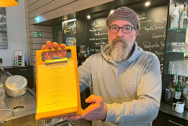 Björn Lepke vom Strobels im Solebad zeigt eine Speisekarte.