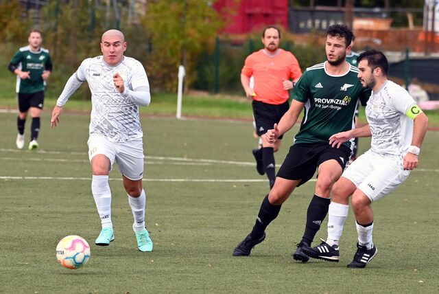 VfK-Kapitän Tolga Civak spielt einen Pass.