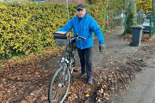 Andreas Thiesen zeigt auf die schlammigen, zerfahrenen Straßenränder. Einen vernünftigen Bürgersteig mit Bordsteinen gibt es dort nicht.