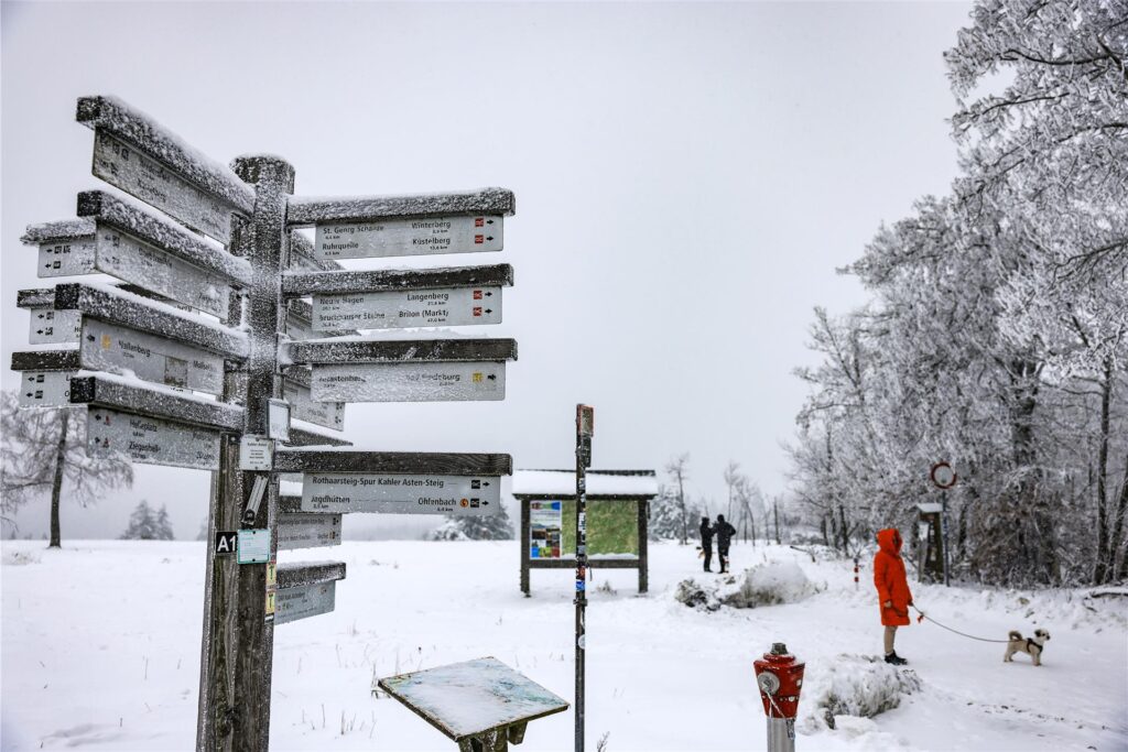 Wegweiser im Sauerland sind eingeschneit.