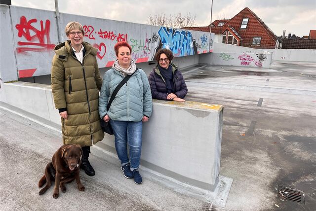 Auf einem der oberen Parkdecks von Schnückel ist ausreichend Platz für ein Taubenhaus: Inhaberin Silke Krischer (v. l.), Sandra Abdinghoff vom Tierschutzverein und Claudia Keuchel (Bündnis 90/Die Grünen) stehen an einer der Rampen.