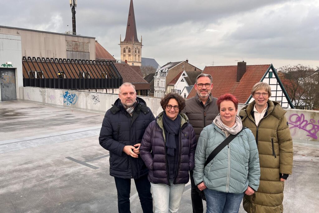Pressetermin hoch über den Dächern der Unnaer Innenstadt: Schnückel-Chefin Silke Krischer (r.) stellt ihr oberstes Parkdeck für ein Taubenhaus zur Verfügung. Darüber freuen sich (v. l.) Bürgermeister Dirk Wigant, Claudia Keuchel (Bündnis 90/Die Grünen), Thomas Weber (City-Werbering) und Sandra Abdinghoff (Tierschutzverein Unna). Pressetermin hoch über den Dächern der Unnaer Innenstadt: Schnückel-Chefin Silke Krischer (r.) stellt ihr oberstes Parkdeck für ein Taubenhaus zur Verfügung. Darüber freuen sich (v. l.) Bürgermeister Dirk Wigant, Claudia Keuchel (Bündnis 90/Die Grünen), Thomas Weber (City-Werbering) und Sandra Abdinghoff (Tierschutzverein Unna).