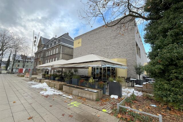 Neben dem Rat- und Bürgerhaus liegt die Brasserie am Markt. Dort liegt Schnee auf dem Boden.