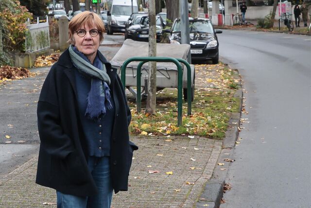 Jutta Falk, Anwohnerin der Kreuzstraße, ist froh über jeden Lkw, der nicht fährt.
