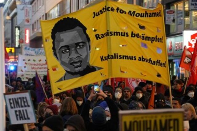 Das Konterfei von Mouhamed Lamine Dramé auf einem Transparent auf einem Demonstrationszug