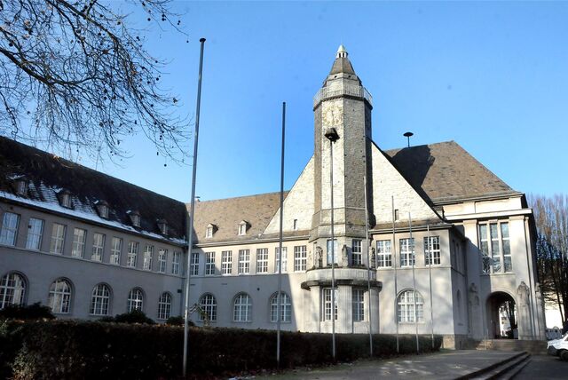 Leer sind die Fahnenmasten vor dem Rathaus I an der Rathausstraße. Ganz rechts außen wehte nach dem Beginn des Krieges mit Russland monatelang die gelb-blaue Flagge der Ukraine. Auch die Israel-Flagge wurde heruntergerissen.