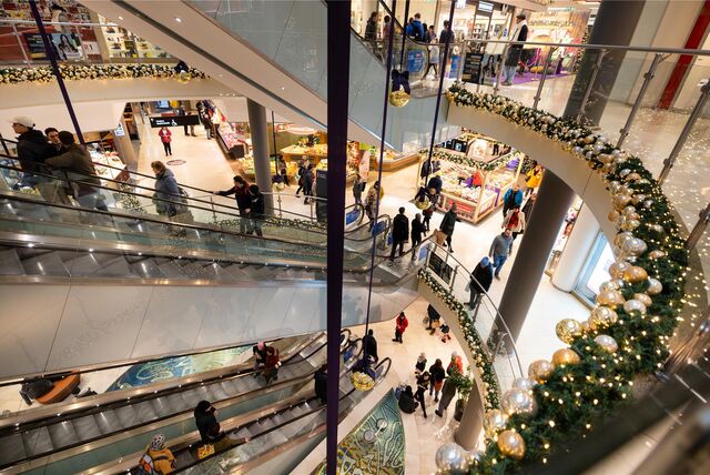 Menschen, die am verkaufsoffenen Sonntag in einem Einkaufszentrum shoppen.