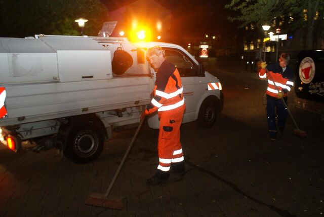 Zwei Mitarbeiter der Unnaer Stadtbetriebe fegen in der Innenstadt.