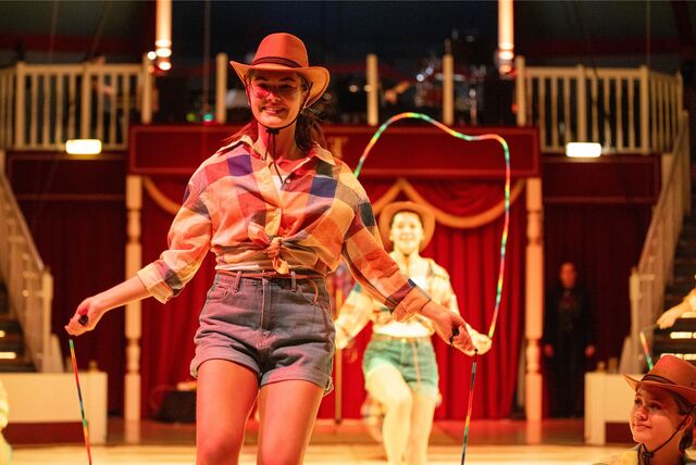 Zwei Artistinnen mit Springseil im Circus Travados in Unna.