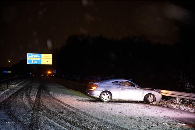 Ein Auto ist auf der A43 bei Recklinghausen auf schneeglatter Fahrbahn in eine Leitplanke gekracht.