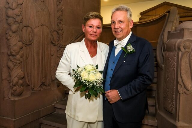 Ein Brautpaar steht vor der Wendeltreppe im Recklinghäuser Rathaus.
