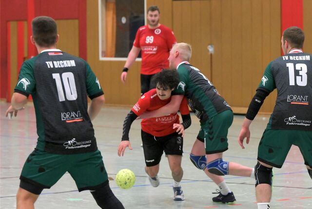 Johannes Heinrich setzt sich gegen seinen Gegenspieler durch.