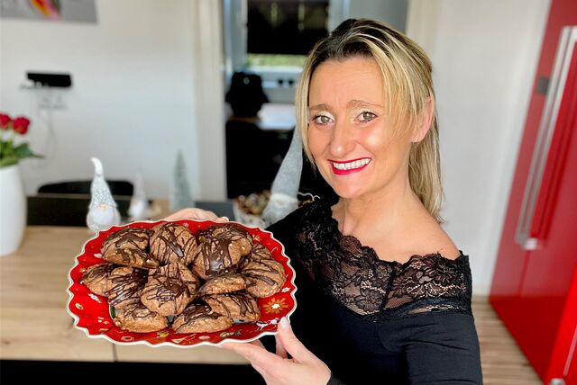 Backbloggerin Angie zeigt ihre Zimt-Cookies.