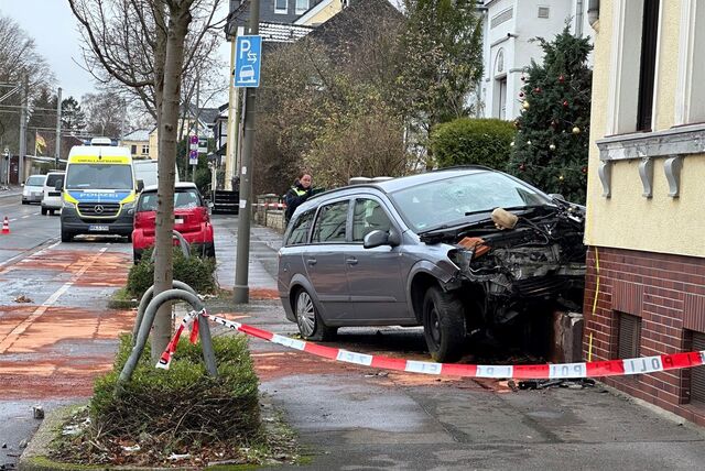 Am Wickeder Hellweg ist ein Auto gegen eine Hauswand gefahren. Der 82-jährige Autofahrer ist dabei gestorben.