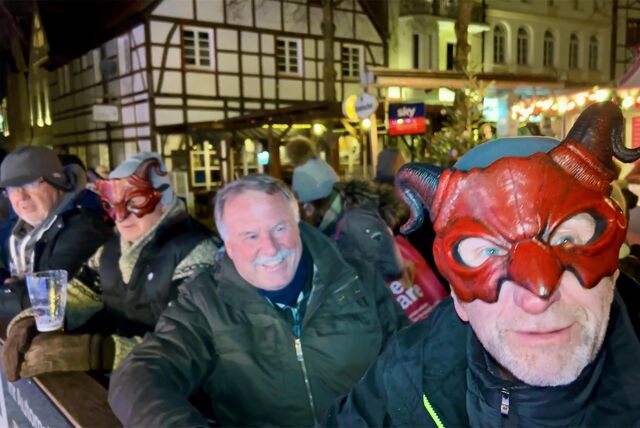 Beim Eisstockschießen sind viele Hobbyteams am Start. Das Team „Eisteufel“ hatte sich sogar passend verkleidet.