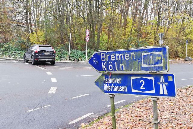 Ein Auto parkt in der Auffahrt zu Hochstraße.