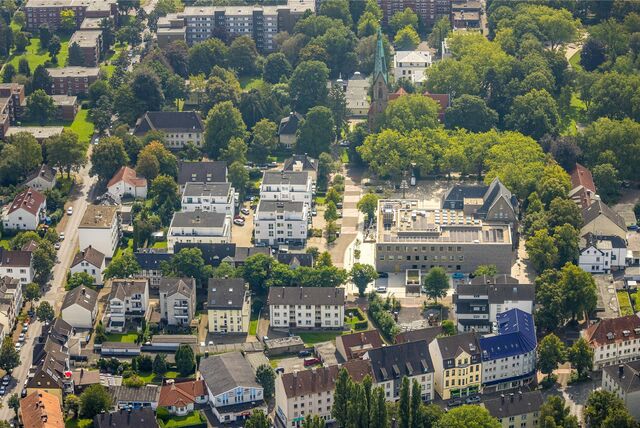Marktplatz in Holwzickede und Rathaus aus der Luft.