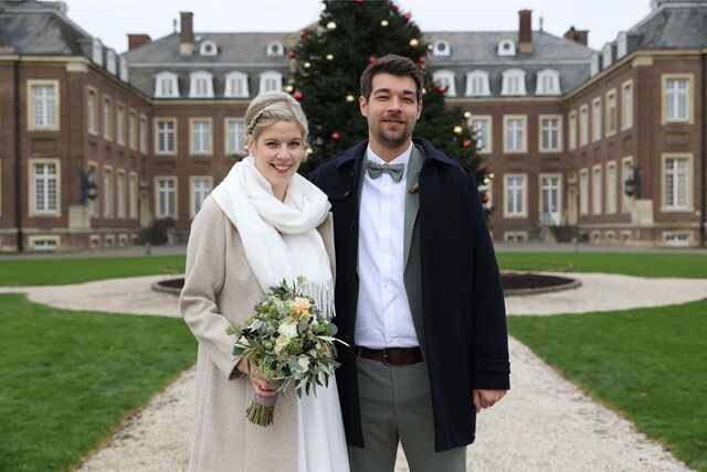 Kjell Schmeinck (29) und Johanna Wilken (30) haben am Schloss Nordkirchen geheiratet.