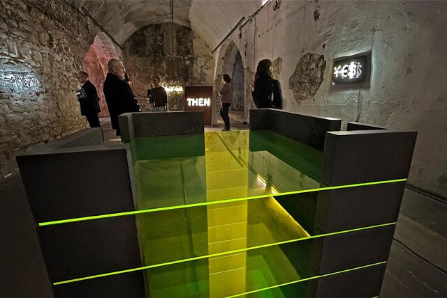 Im Zentrum für Internationale Lichtkunst in Unna schauen sich Besucher die Ausstellung an.