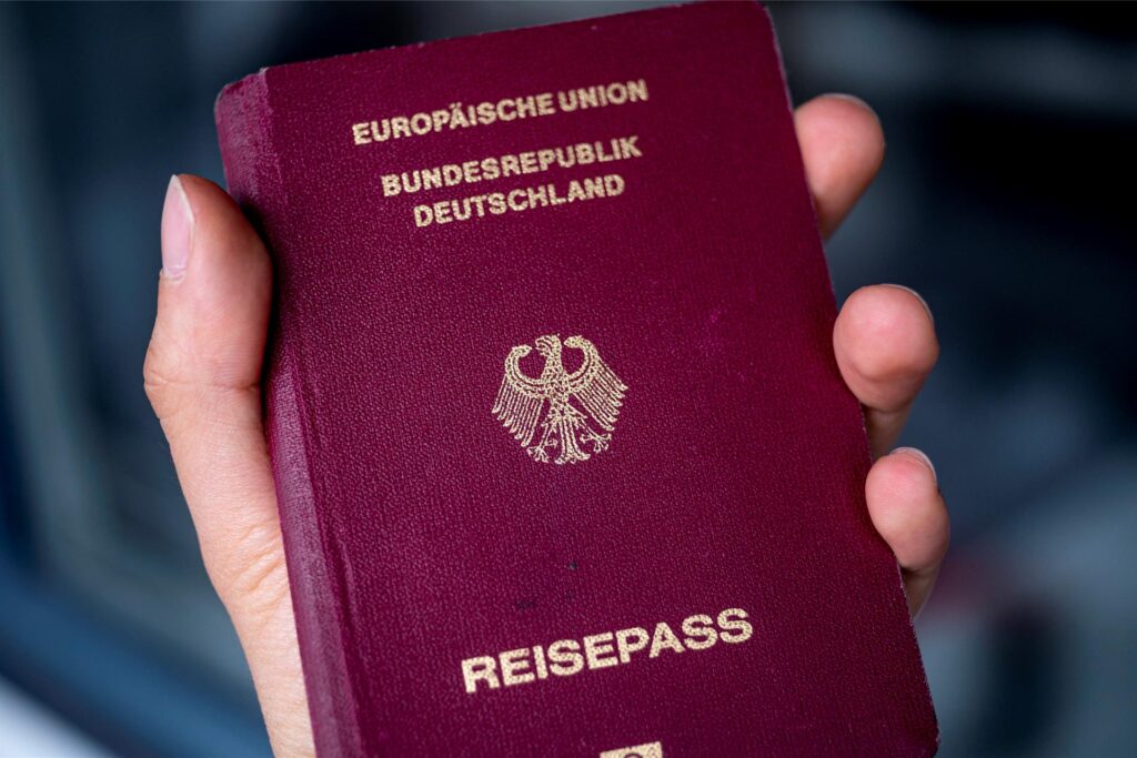 Eine Person hält einen deutschen Reisepass