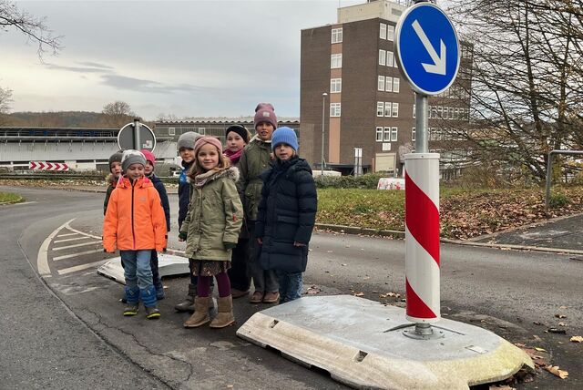 Kinder stehen auf einer Verkehrsinsel in Langschede