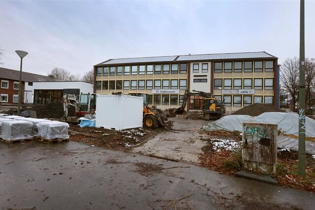 Vor dem Stadtmuseum in Bergkamen-Oberaden sind noch Bagger aktiv.