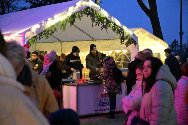 Menschen vor einem beleuchteten Zelt auf dem Weihnachtsmarkt des Feuerwehr-Löschzugs in Selm