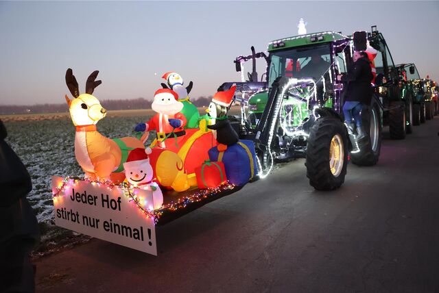 Mit bunter Beleuchtung und großen Plakaten fahren die Trecker auch in diesem Jahr wieder durch Lünen.