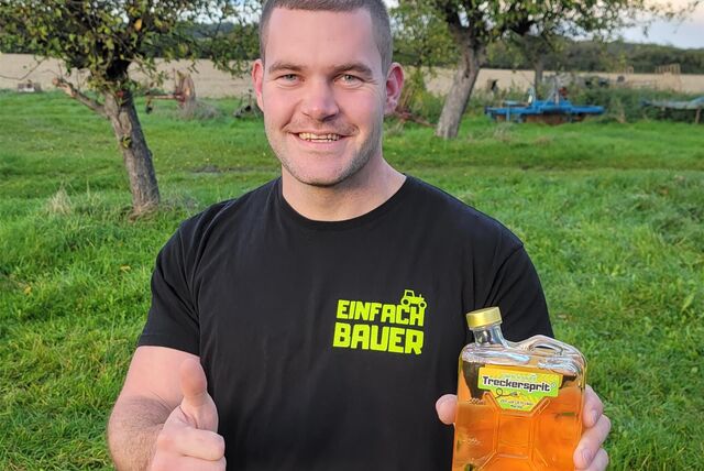 Benedikt Hülsbusch freut sich über den bisherigen Erfolg seiner vier Likörsorten rund um den „Treckersprit“.