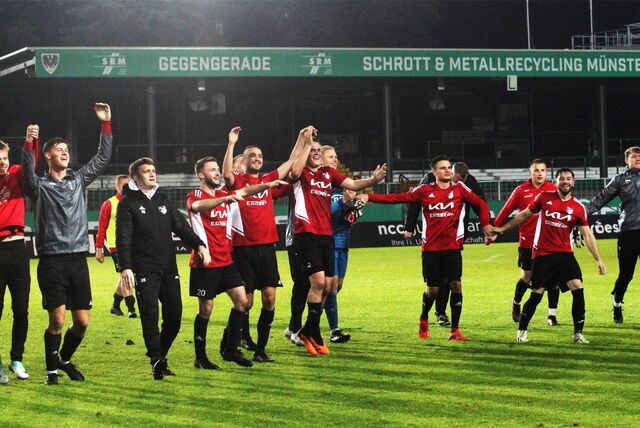 Beste Grüße vom SV Vestia: Distelns Kicker grüßen nach dem Westfalenpokal-Achtelfinale in Münster ihre Fans.