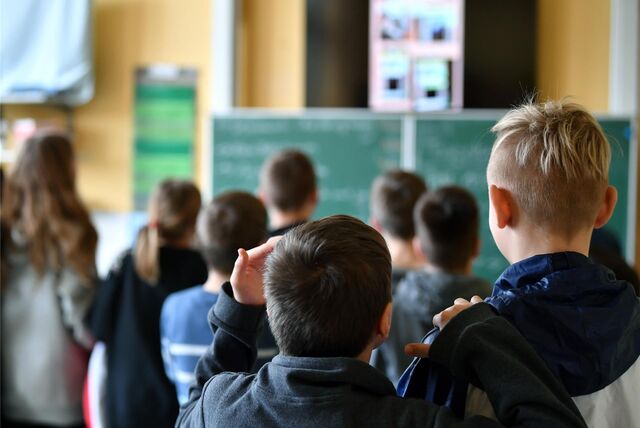 Schüler der Schillerschule schauen auf die Tafel.