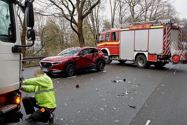 Auf der B1 in Unna stehen nach einem Unfall ein Lkw, ein Auto und ein Feuerwehrwagen
