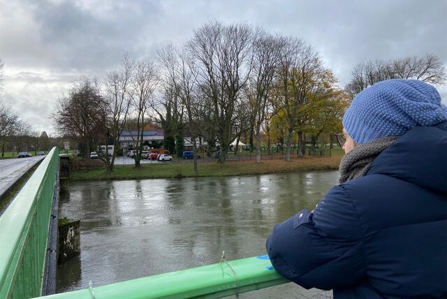 Andreas schaut über die Ruhr zum Montessori-Campus am Wellenbad in Schwerte-Geisecke hinüber.