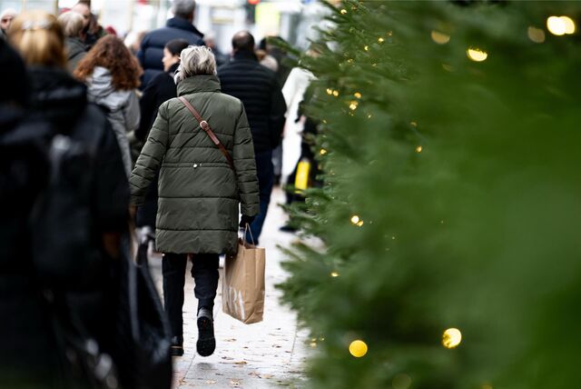 Menschen laufen durch die Innenstadt am verkaufsoffenen Sonntag.
