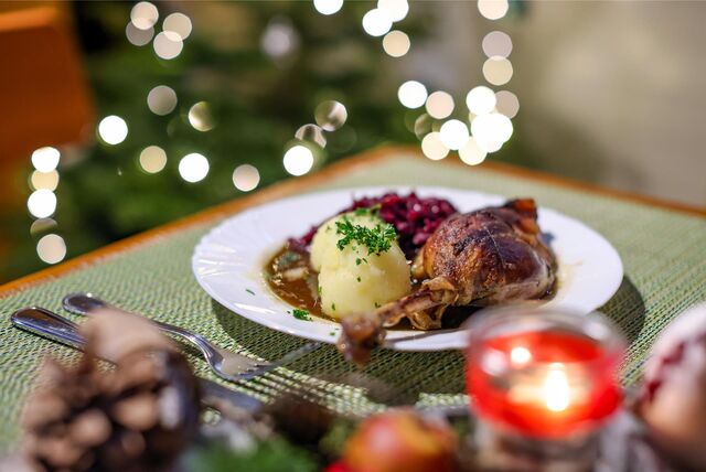 Eine Portion Gänsekeule mit Rotkraut und Klößen. Wer Weihnachten auswärts essen gehen will, sollte jetzt reservieren.